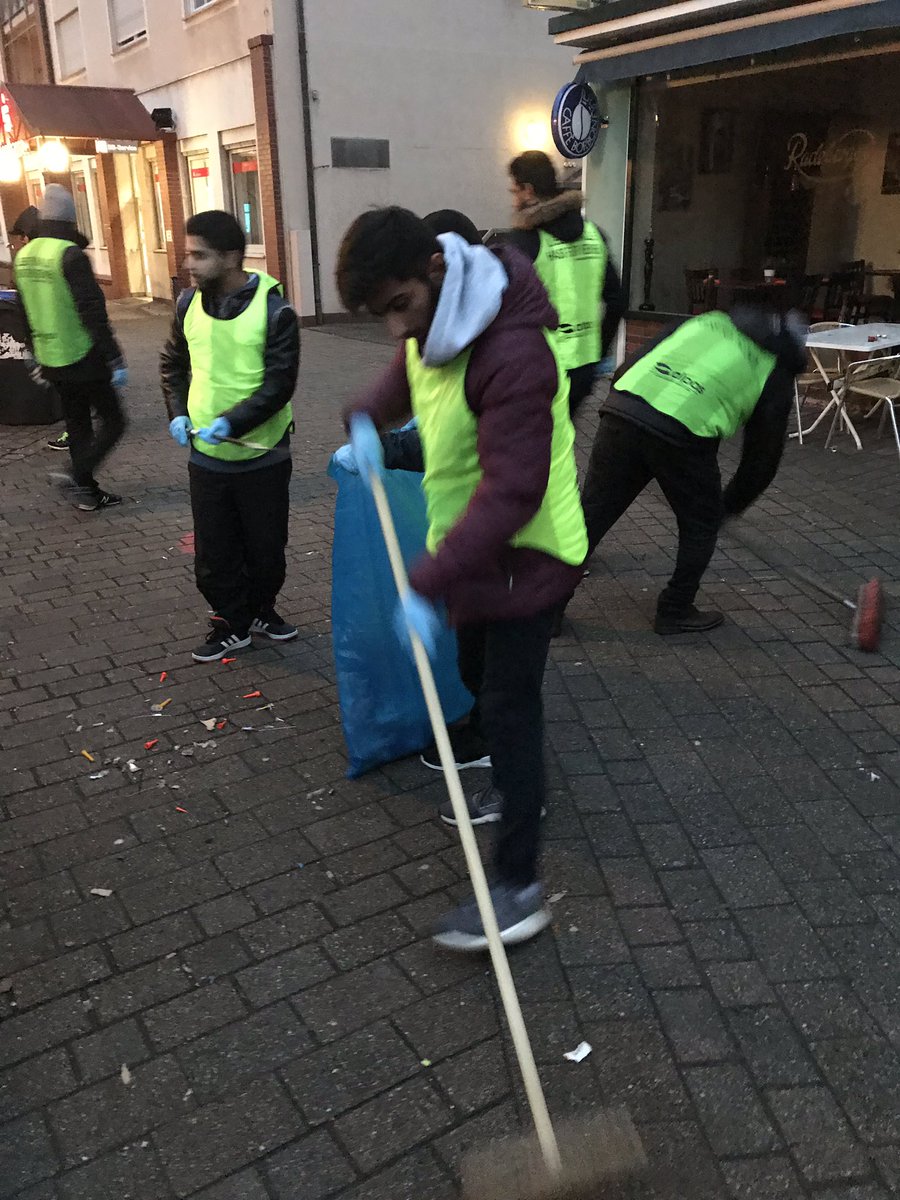 1Intsar's tweet photo. #MuslimeStarten2019 mit dem traditionellen  #Neujahrsputz in Eppelheim, Plankstadt, Hirschhorn, Oftersheim und an ca. 200 weiteren Orten bundesweit.
@heidelberg_de @AfD_HD @Heidelberg https://t.co/ojkcrH943n