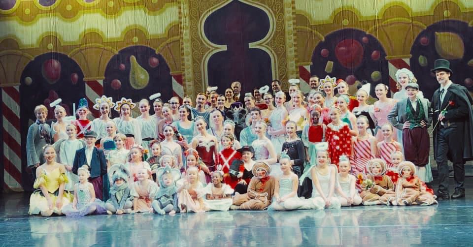 Indiana_Ballet_'s tweet photo. Happy New Year from IBT! 🌟❤ - https://t.co/dtUYNjiM9T https://t.co/eLFSxFi9dL