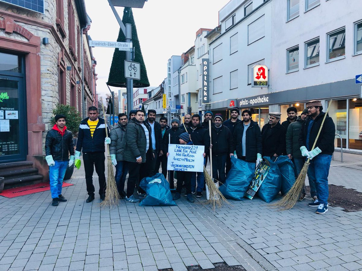 mirzaansar56's tweet photo. "Die Liebe zum Heimatland ist ein Teil des Glaubens." (Der Heilige Prophet Muhammad saw)
#MuslimeStarten2019 
#Neujahrsputz 
@MKARuesselsheim 
@AhmadiyyaJugend 
@MKAD https://t.co/k7zUpHOw98