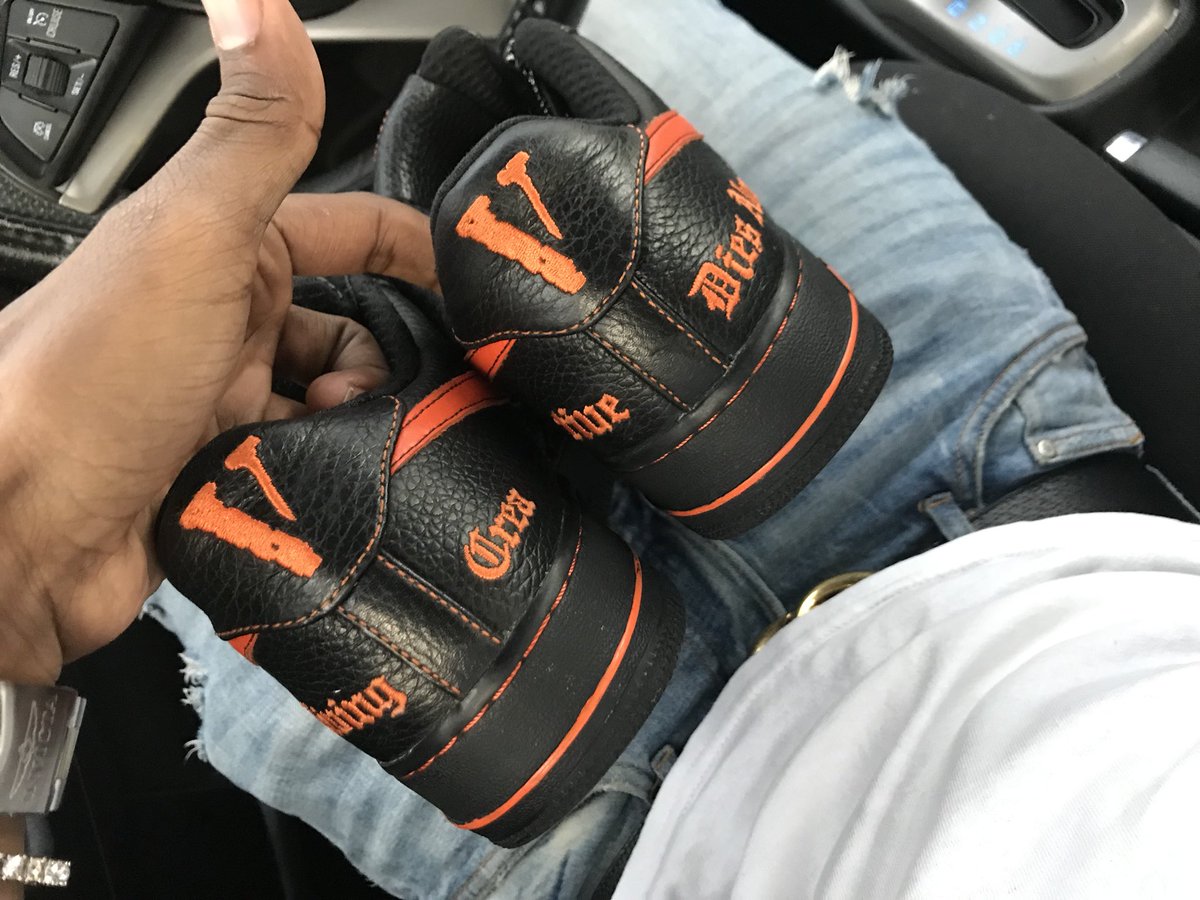 0g_anttt's tweet photo. Vlone af1 sz 8 h/o 1.1k looking for $1300 ! #vloneforsale https://t.co/ktfJQvo72i