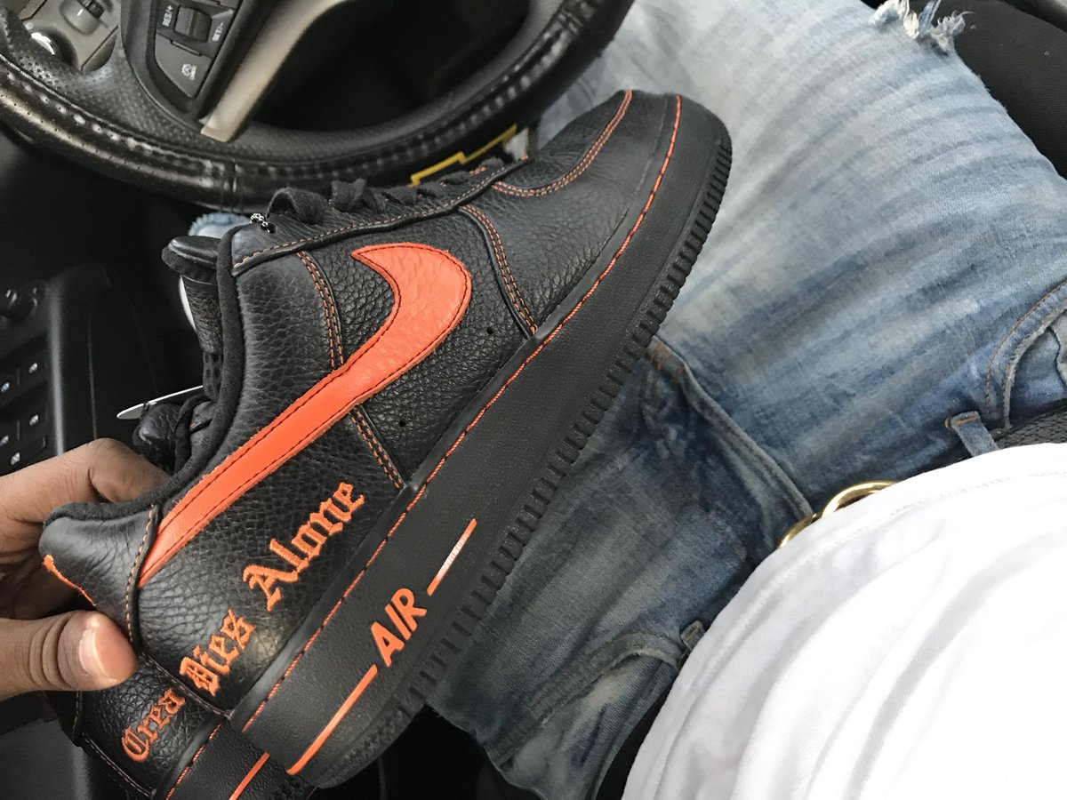 0g_anttt's tweet photo. Vlone af1 sz 8 h/o 1.1k looking for $1300 ! #vloneforsale https://t.co/ktfJQvo72i