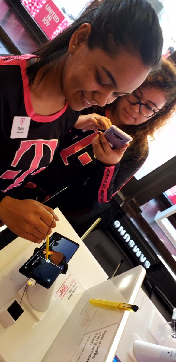 YourSamsungGuy's tweet photo. New year... renewed learnings.  Don't forget to take advantage of our retail modes. Let the device sell itself!  @VictoriaG0702 taking #Note We make selling easy. @TMobile @theSamsungSide @CKellyBKallday  #samsung #retailmode @westareaomar #dualAperture https://t.co/sj1DDvRyLW
