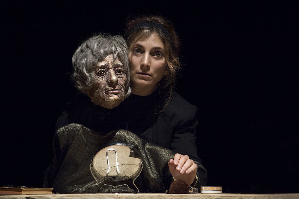 fundteatroamil's tweet photo. #STGOaMIL ¿Te gustan las marionetas? #CHAIKA es uno de los fenómenos teatrales de 2018: la crítica la elogió de manera unánime. Este montaje, habla de la vejez, la identidad y la vida de una mujer de teatro 🎭 https://t.co/w4SMSeRJFJ 12 al 15 enero @anfibellasartes https://t.co/7HD4EykWph