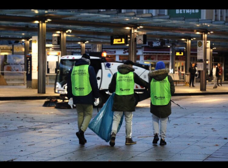 basharat582's tweet photo. Der Islam gebietet Gerechtigkeit und uneigennützig Gutes zu tun (Der Heilige Koran 16:91). Aus diesem Grundsatz heraus befreien junge Muslime am Neujahrsmorgen die Straßen vom Silvesterabfall.
#MuslimeStarten2019 #Neujahrsputz https://t.co/2YwAu9gaCj