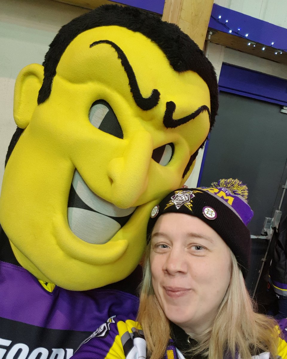 emms0283's tweet photo. It's not hockey night without a selfie with! #iwantyourshirtjack  @Mcr_Storm_LJ #lightingjack #manchesterstorm #ATTWY #manvshe #ehil #letsgostormletsgo 🌩🏒🖤💛💜 https://t.co/j9be1H0GDW