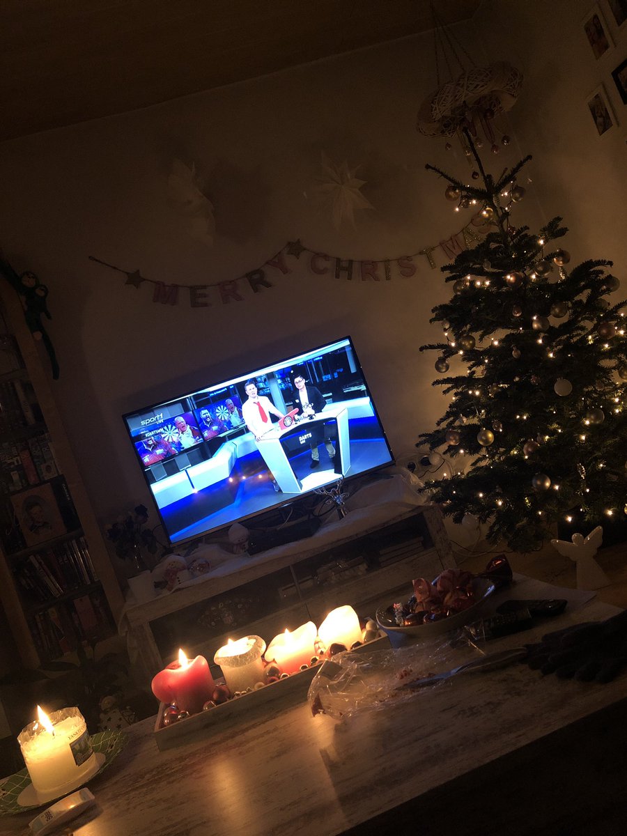 Daughternature8's tweet photo. MVG macht es heut...! Wieso? Er hat die Haare schön 🤷🏼‍♀️😉💇🏼‍♀️ #sport1darts https://t.co/dImsEnP2hT