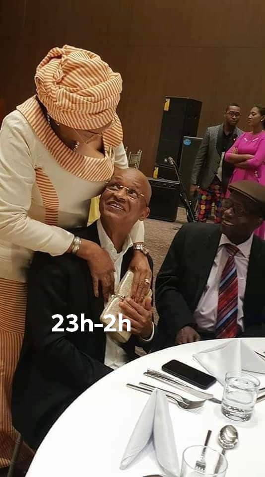GuineeBuzz's tweet photo. Dans la nuit du #31decembre , M. Celou Dalein Diallo a géré la situation 💏👨‍❤️‍💋‍👨👩‍❤️‍💋‍👩💑 - n'est pas #polygame qui veut 🙏 #GUINÉE #224infos https://t.co/M7y1DD82vQ