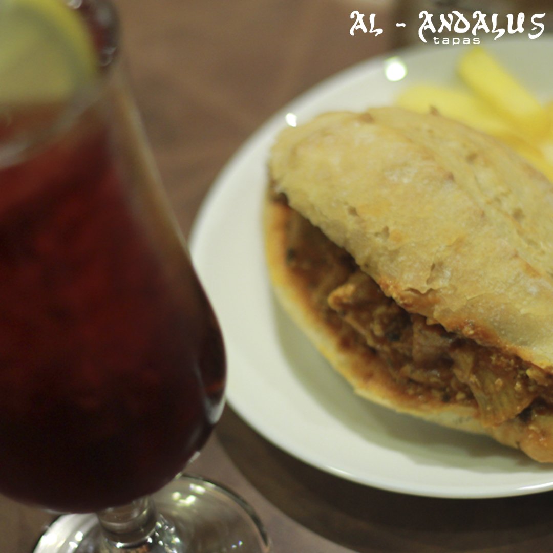 AlAndalus_Tapas's tweet photo. 🍾💗Si este año tu propósito es ser feliz olvídate de la dieta y disfruta de las mejores tapas son tus mejores amigos en Al-Andalus🙆 ¡Feliz Año!🎉
.
.
.
#Tapas #Alandalus #Yummy #Foodstagram #Alicante https://t.co/UlIKAtXXDZ