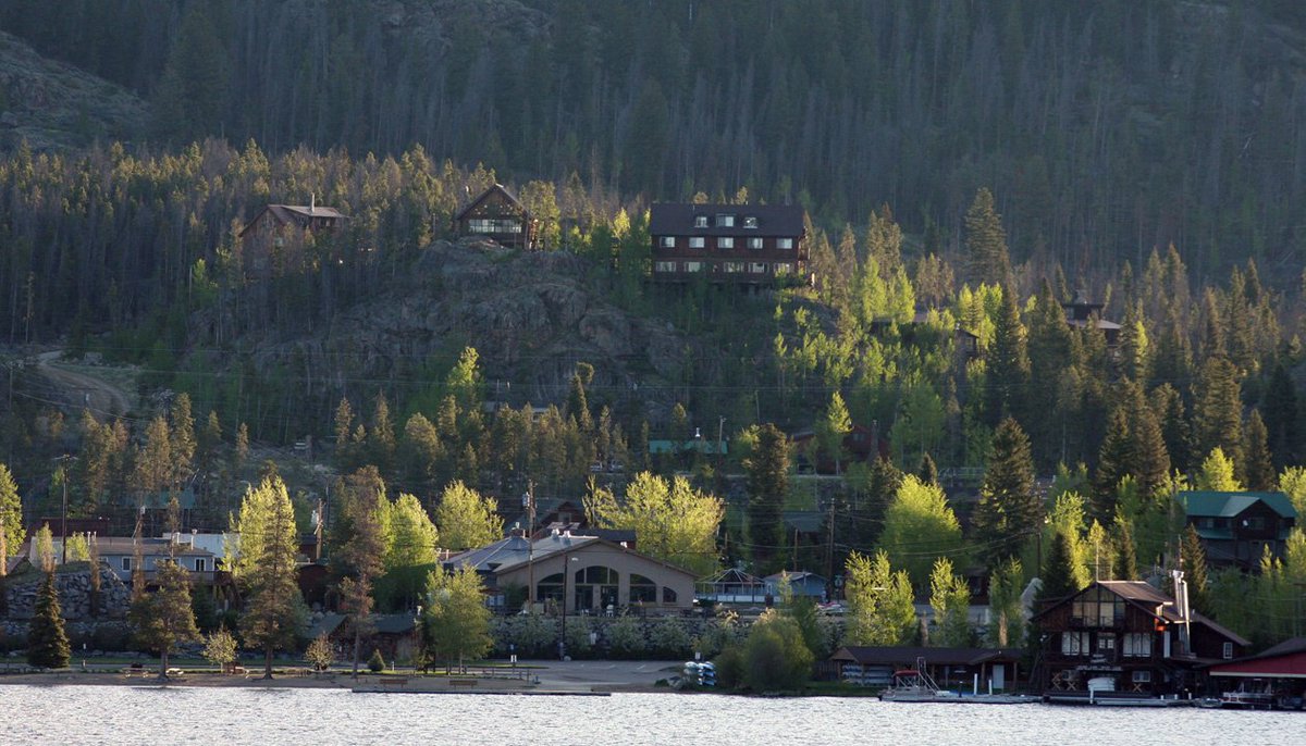 ShadowcliffMtn's tweet photo. "Shadowcliff is a magical place. I've been going there for six years. It complements Grand Lake very well, sitting on a cliff overlooking the town, making it very walkable to go into town." - Guy Blodgett. Learn more here: https://t.co/PgXlIX7Usn https://t.co/WNuYh9dckh