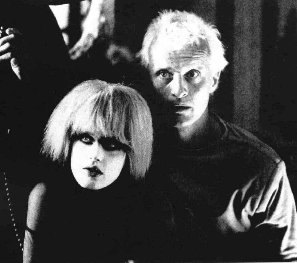 limbosite:

Rutger Hauer and Daryl Hannah, Blade Runner, 1982.

Classic, Amazing Image

The Mulitple endings still confuse me to this day, such room for speculation, Amazing