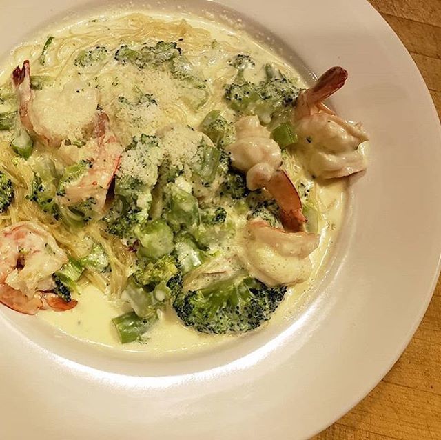 SeasideNights's tweet photo. We know after a late night last night the last thing anybody wants to do is cook 🤦‍♀️. So @schianos_pizza has you covered .  With dishes like this shrimp 🍤 Alfredo with broccoli 🥦😋 or maybe a specialty pizza with a salad. They have something for everyone in the family 👨‍👩‍👧‍👦 It… https://t.co/BdbIo57eED