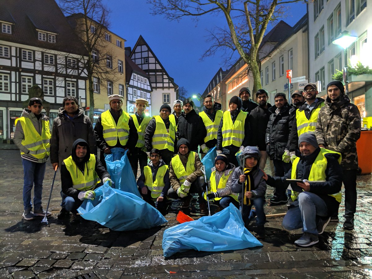 mkasoest's tweet photo. Neujahr putz in Soest 
#Neujahrsputz #AhmadiyyaJugend  #MuslimeStarten2019 https://t.co/vkC7wmmWO8