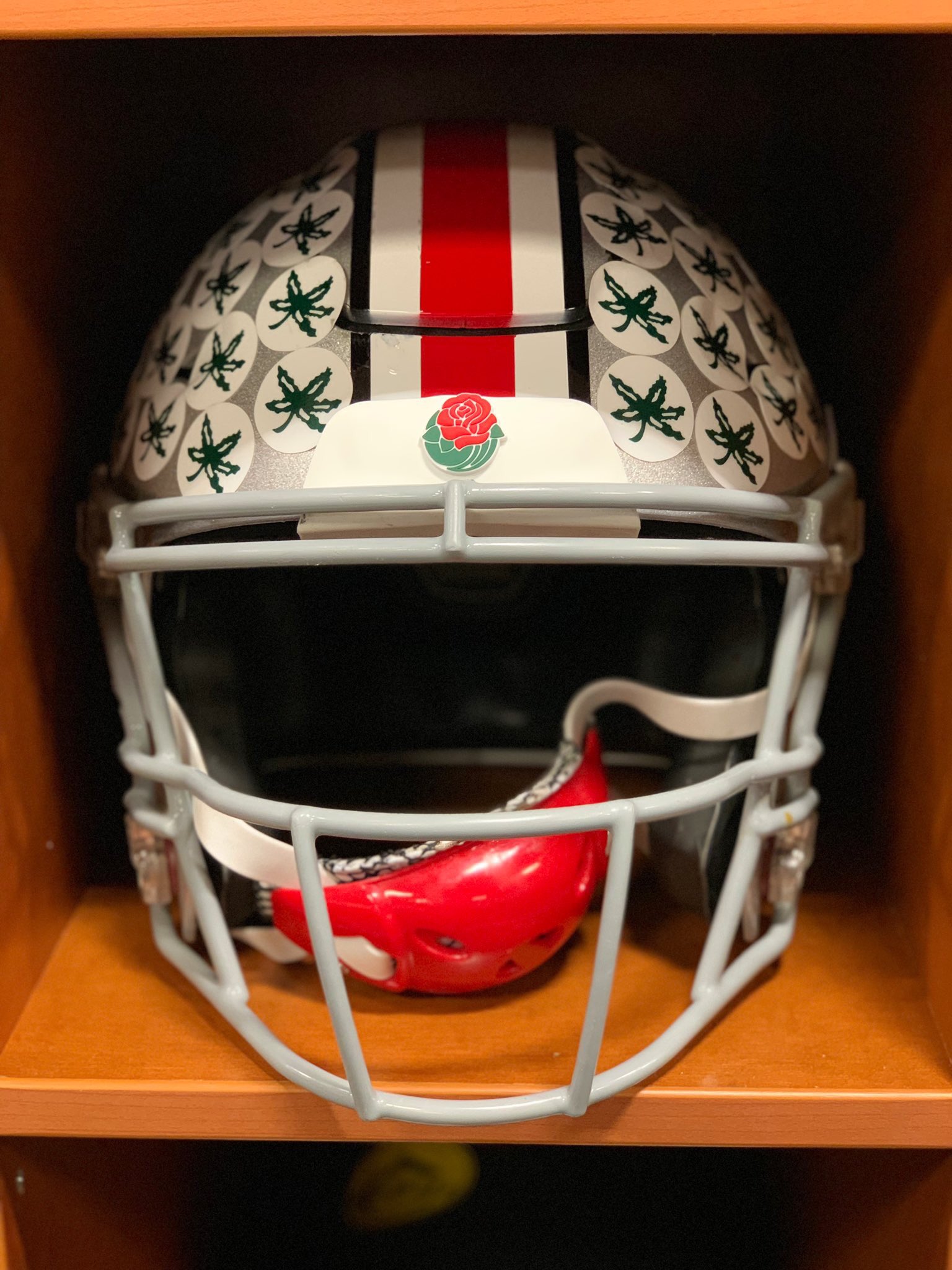 Andrew Lind On Twitter Ohio State Has Replaced The Three Dimensional B1g Bumper On The Front Of Its Helmets With The Rose Bowl Logo And It S Arguably The Most Beautiful Thing I Ve Ever Seen Https T Co Kdbspbzq71