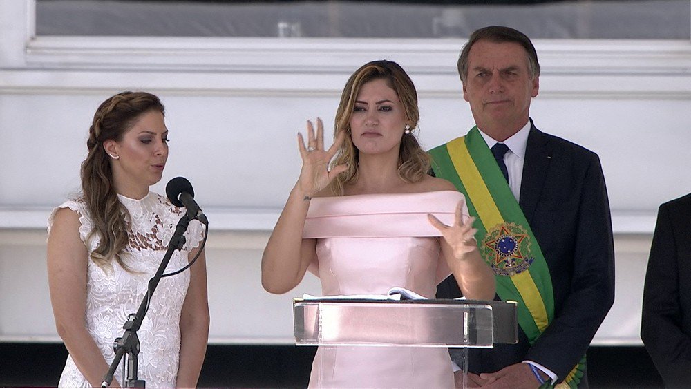 g1's tweet photo. Michelle Bolsonaro faz discurso em libras no Palácio do Planalto; siga a cerimônia ==> https://t.co/rURj3K7UWc #G1 https://t.co/vhQxcVc2G7