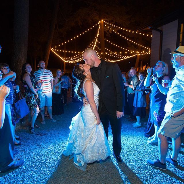 Commellini's tweet photo. Swoon-worthy grand exit ❤️ Photos: @christhompsonphotography

#commelliniestate#commelliniwedding #spokaneweddingvenue #spokanewedding https://t.co/tEEj38yZfj https://t.co/CgHa4fm3Vu