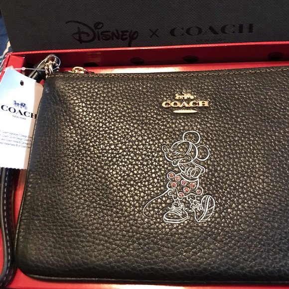 KLynnWin's tweet photo. So good I had to share! Check out all the items I'm loving on @Poshmarkapp #poshmark #fashion #style #shopmycloset #coach #underarmour: https://t.co/OBWaQHYKeo https://t.co/uMR9gMGsdL