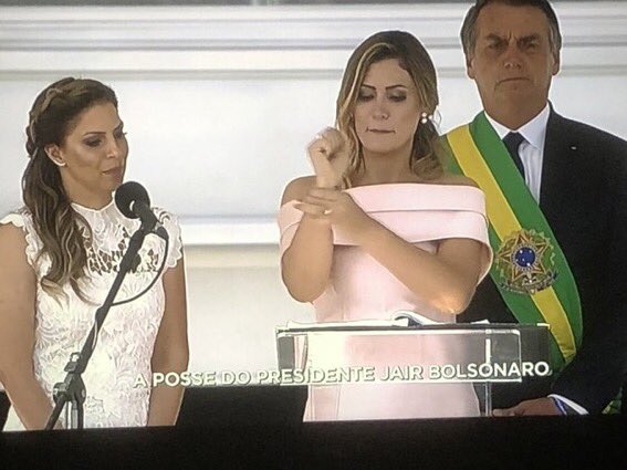 SimoneS31538268's tweet photo. Sra 1° dama #MichelleBolsonaro com lágrimas a Sra me representa, emocionante, a toda classe de surdos e as demais necessidades especiais, vivo isto em minha casa com minha filha e sei que hj há um marco na nação brasileira!!!
#ParabensDeusTeAbencoe https://t.co/RjgsMTSvrX