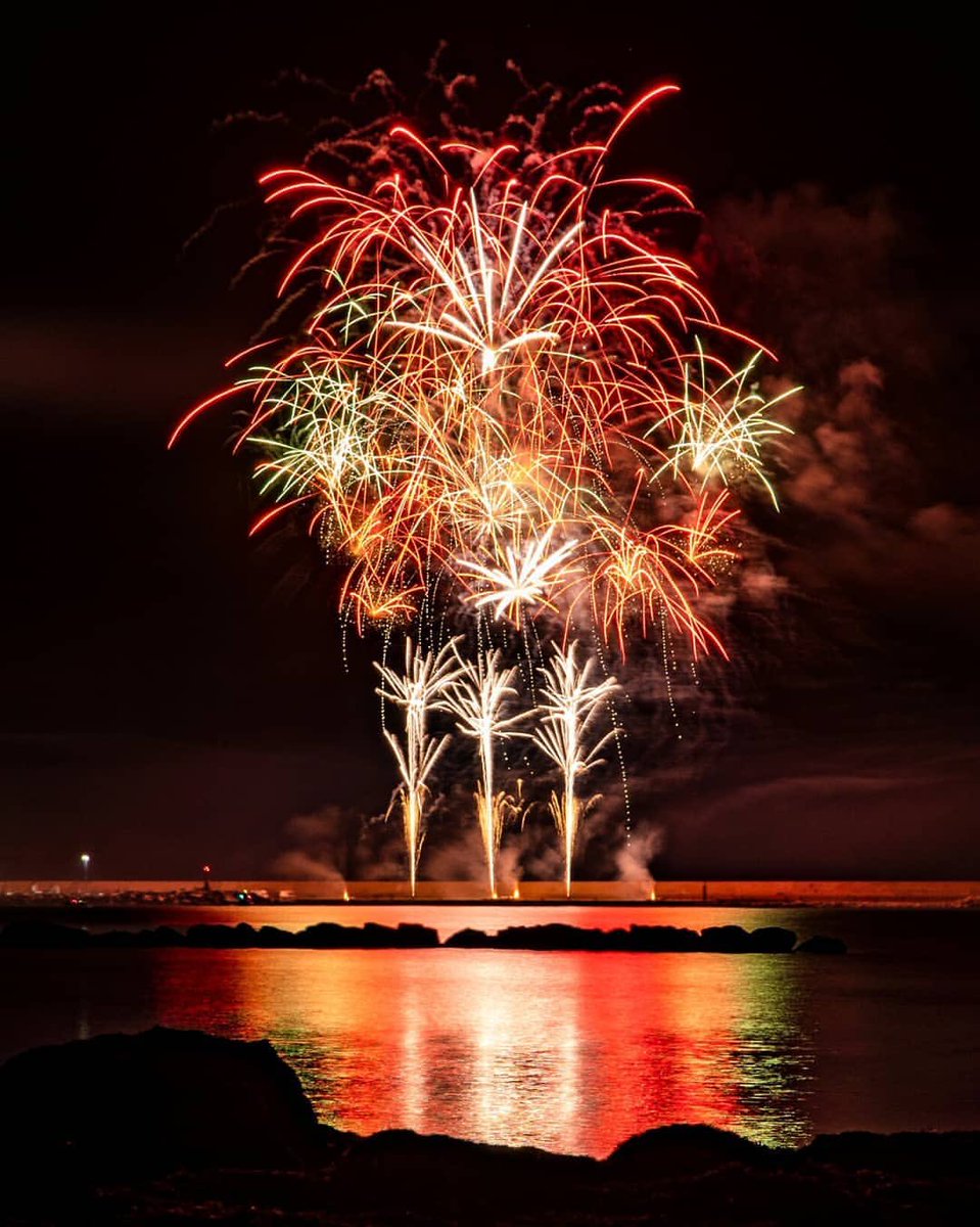 CantinaSMLP's tweet photo. Che grande festa il #Capodanno ad #Alghero! 😊🎉
#MesqueunMes #CapdAny
Le splendide foto dei fuochi d’artificio scattate da Luca Piga! 👏🏼🎉👍🏻 https://t.co/717UH84cbK