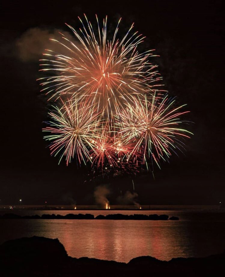 CantinaSMLP's tweet photo. Che grande festa il #Capodanno ad #Alghero! 😊🎉
#MesqueunMes #CapdAny
Le splendide foto dei fuochi d’artificio scattate da Luca Piga! 👏🏼🎉👍🏻 https://t.co/717UH84cbK