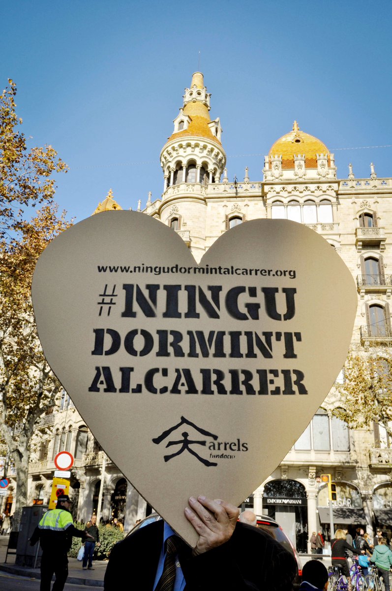 La realitat és tossuda i les xifres mostren que queda molta feina per fer. Estem a punt de fer balanç del 2018. Seguirem fent propostes per afrontar el sensellarisme i insistim que cada gest suma. Voleu formar part de #ningúdormintalcarrer? arrelsfundacio.org/nadal2018/