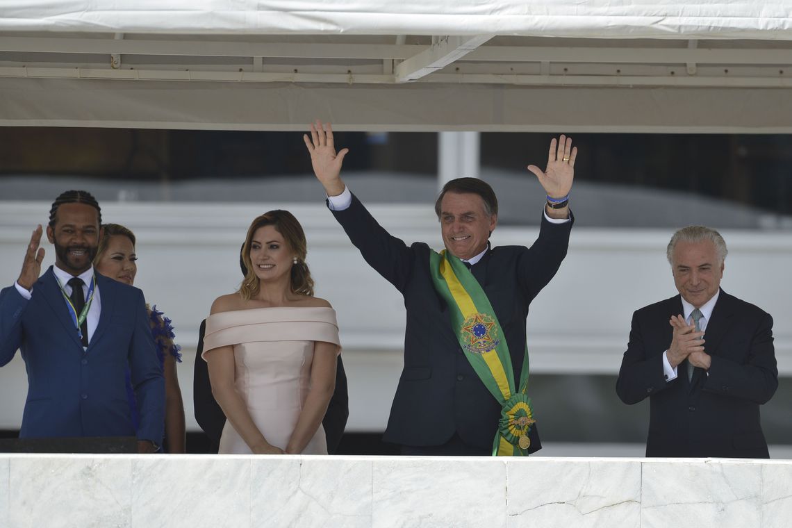 dw_brasil's tweet photo. Em discurso após receber a faixa presidencial, Jair Bolsonaro diz que o povo brasileiro "começou a se libertar do socialismo, se libertar da inversão de valores, do gigantismo estatal e do politicamente correto". https://t.co/Go6xRurrC6 https://t.co/PcMKCHob2d