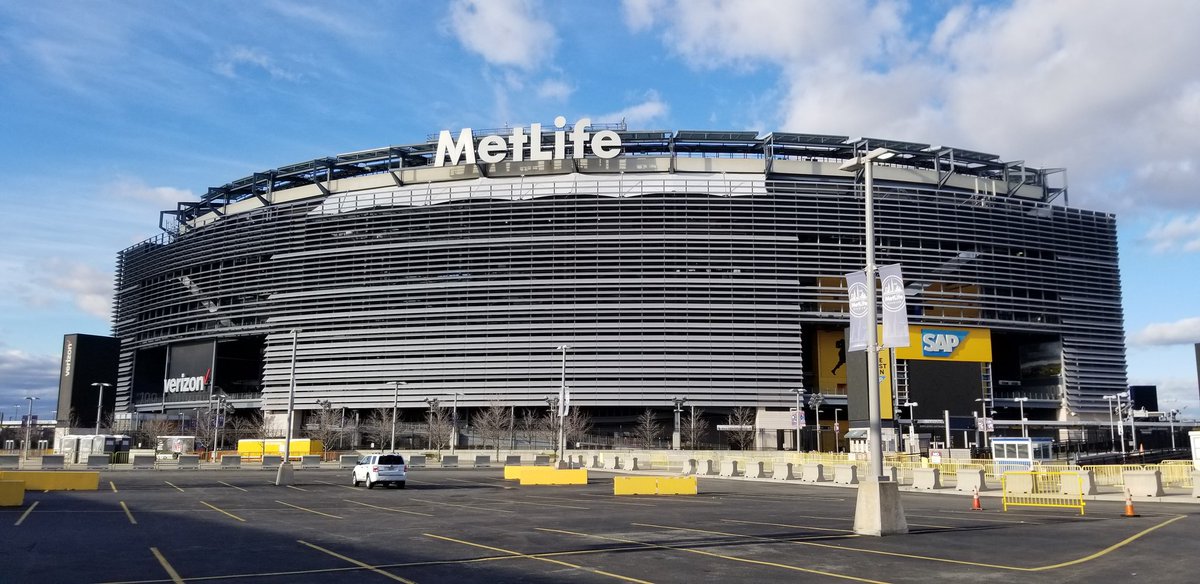 TheSiyum's tweet photo. It is currently 54° outside MetLife stadium. 
1 year away from The Siyum https://t.co/NqK0iMJIdy
