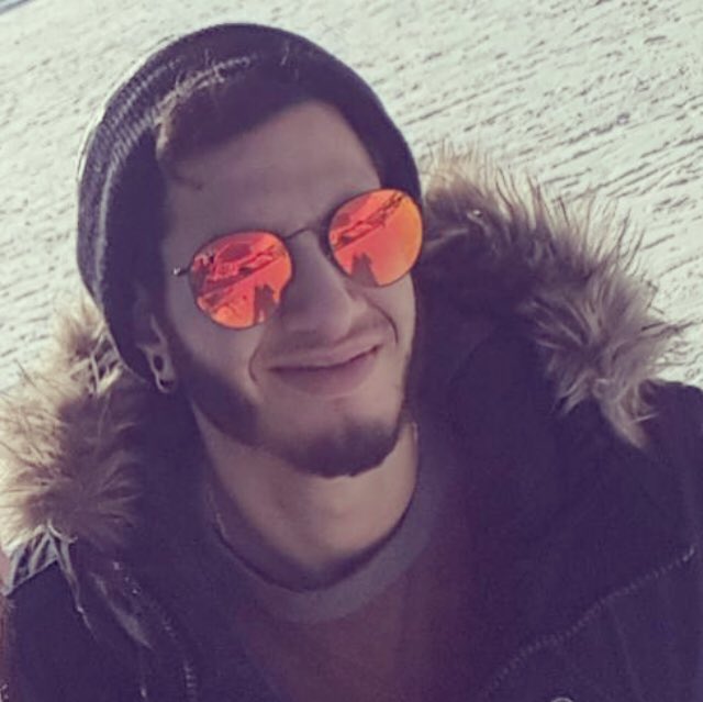 JonasBenAhmed's tweet photo. 2018... Si on m’avait dit! 
2019, j’arrive! 
Bonne année à toutes et à tous, mais surtout, je vous souhaite d’aller là où ça fait vraiment sens en vous! 

#bonneannee #happynewyear #dream #espoir #diversityisbeautiful #proud #2019 #alapoursuitedesoi https://t.co/x78qLF9MNf