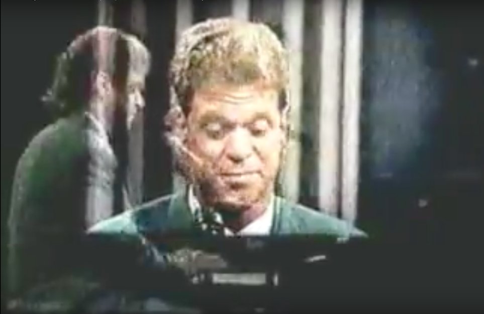 michaelbsacks's tweet image. Start this New Year's in the proper fashion by watching the great Joe Piscopo sing a self-written song to his future divorced wife, Kimberly!

youtube.com/watch?v=A_Tbnk…
