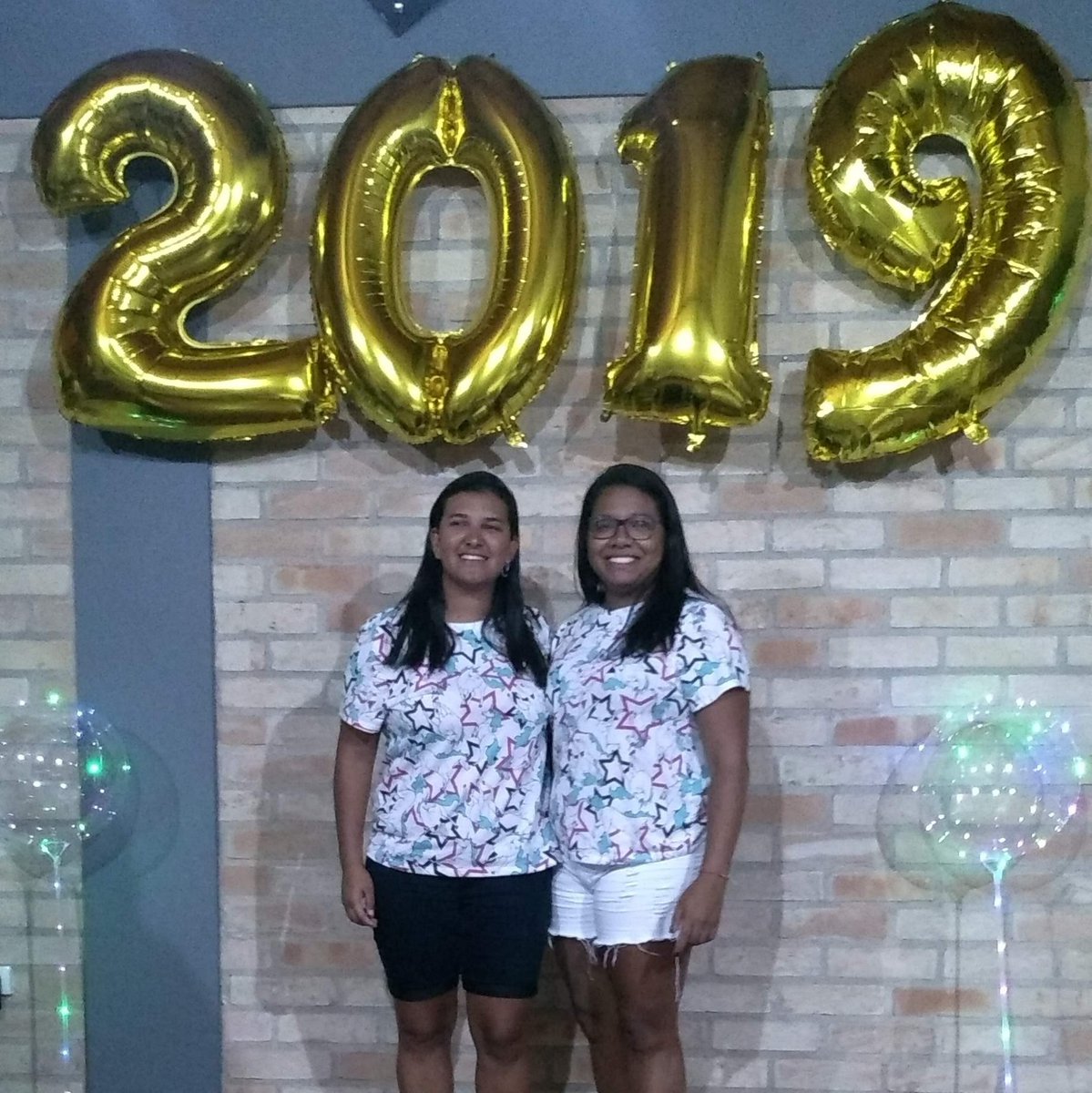 camposmilaa's tweet photo. Nesses últimos dias completei 1 ano de namoro com o amorzinho da minha vida e passei a virada com roupa igual a ela, estando com a minha família, que a recebeu super bem. Que 2019 nos traga mais momentos como esses. Amo você, @danijardim00 ♥️ E TAMO JUNTO, CUZAO #batiAMeta https://t.co/h1d2Ioe4eB