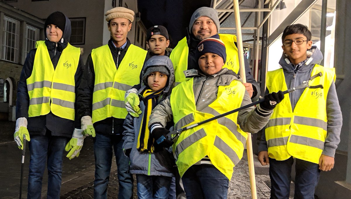 mkasoest's tweet photo. Atfal Soest
Neujahrs putz in Soest
#Neujahrsputz #Neujahrsputz2019 #MuslimeStarten2019 #AhmadiyyaJugend https://t.co/tF9aw9LTu3