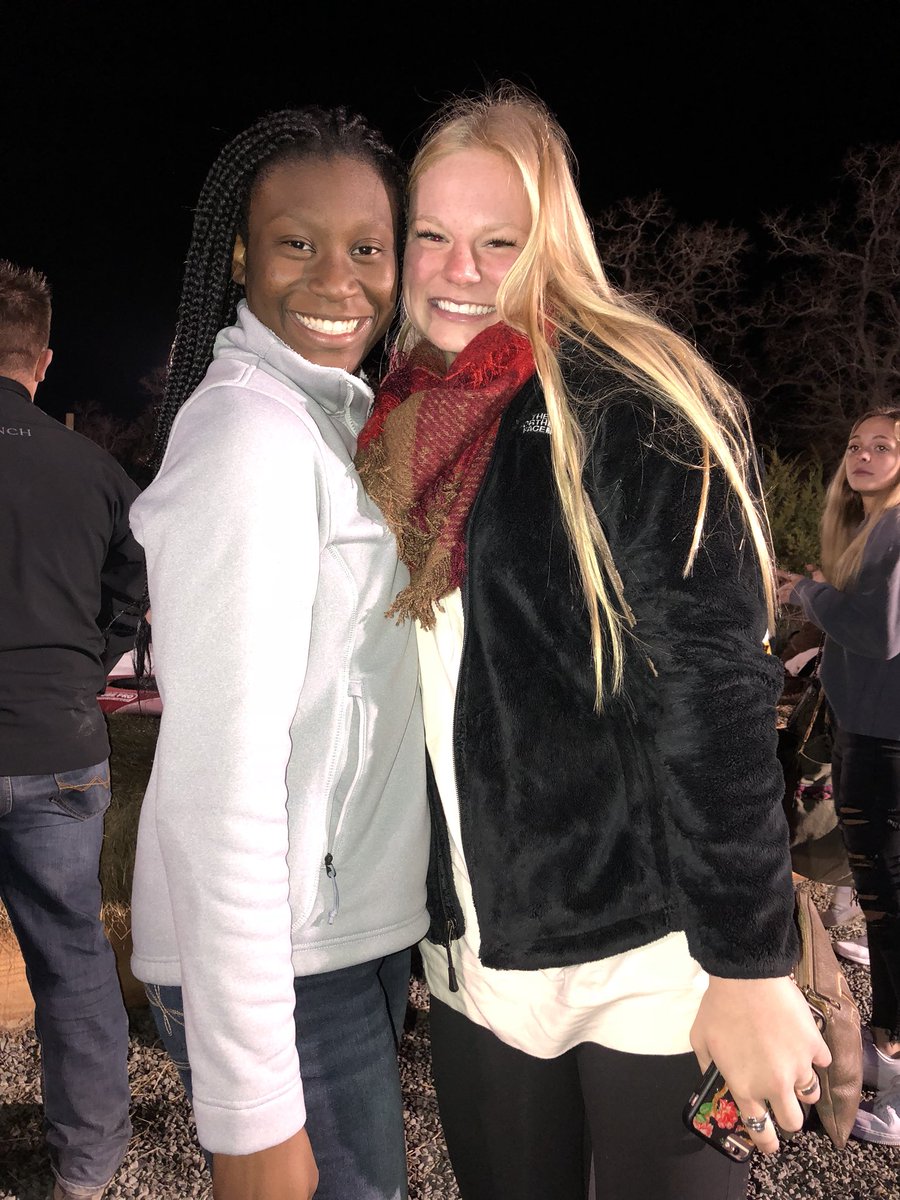 Shanizzle14's tweet photo. Guys I see my bestfriend in a few days and I am ecstatic ♥️♥️♥️ I love you els♥️ https://t.co/k3u5Uia3ip