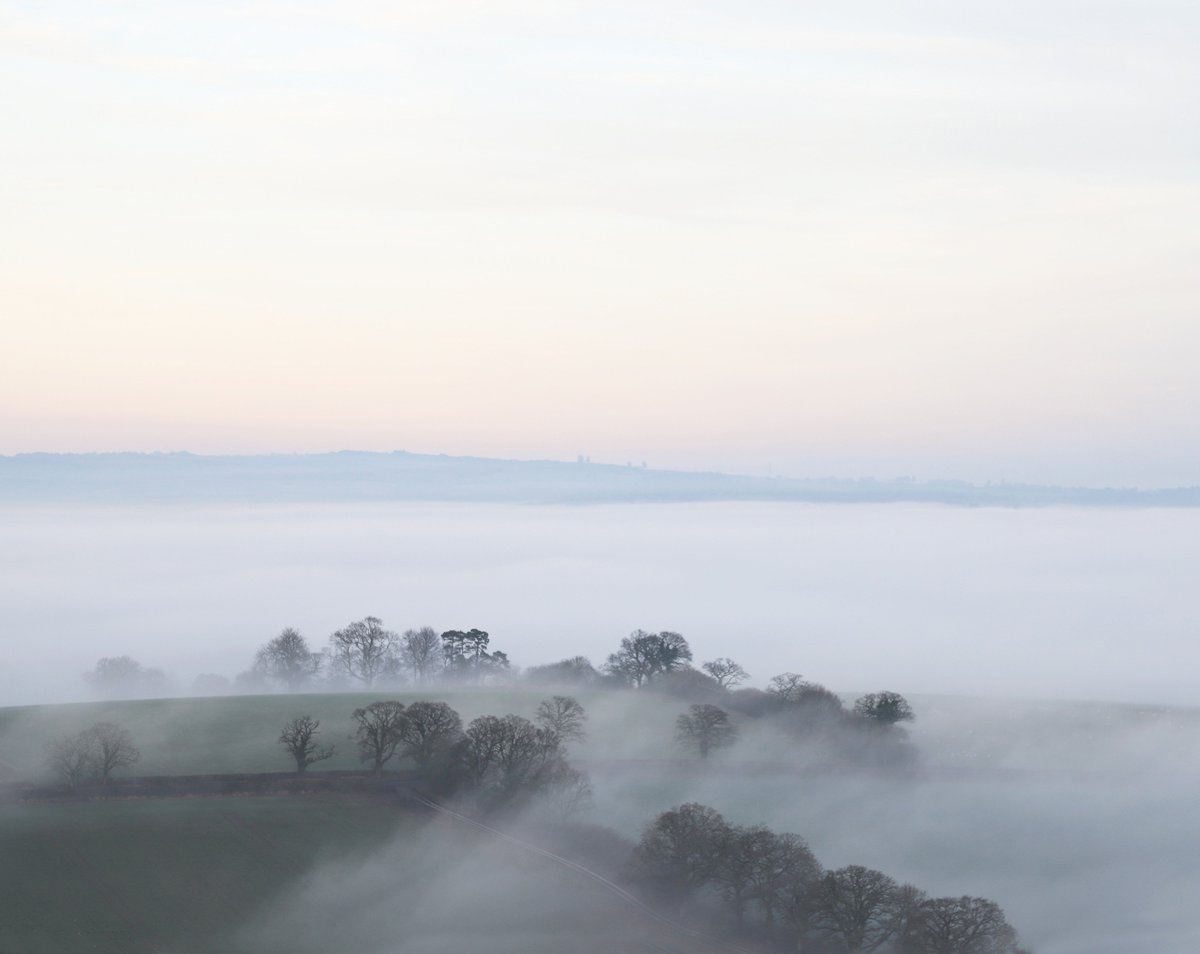 Simon_Verrall's tweet photo. A photo from last week. Thick fog in the valley, blue skies above the South Downs. Classic temperature inversion #nerdspeak! On #Flickr see https://t.co/WyVjaKGfqf https://t.co/csMVWJz6kb