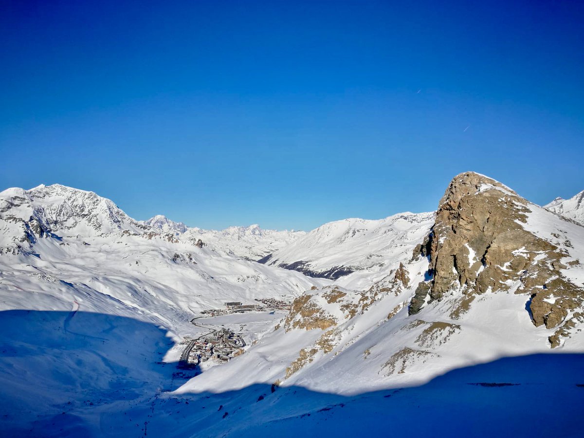 ValHeliSki's tweet photo. Val Heliski wishes you all a happy new year and all the best for 2019. We hope everyone had a good start of the year. We definitely had with amazing snow conditions and blue skies in Tignes. #valheliski #bluebirdday #tignes #happynewyear https://t.co/2PvSgzN264
