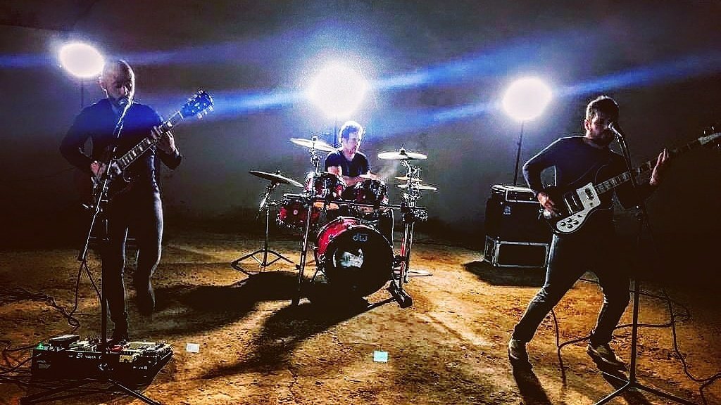maxmeraki's tweet photo. Gracias por este pasado año lleno de Rock y conciertos. Semanas atrás, hemos estado trabajando con Manu Kazcynsky y @StiffSullivan en algo que pronto os presentaremos. 
Feliz 2019!!!
#maxmeraki #rojocereza https://t.co/1uf8lir0Me