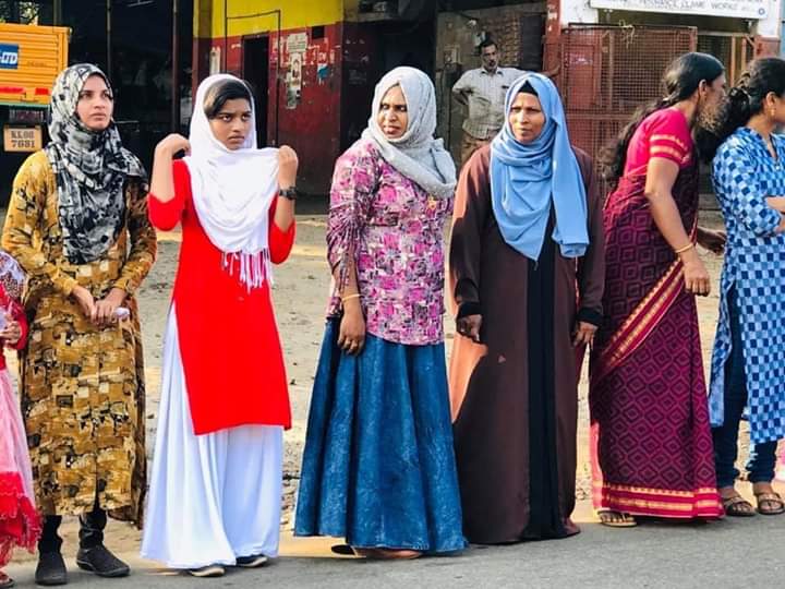 Irfanulhakeem's tweet image. മുസ്ലിം സ്ത്രീകള്‍ക്ക് 
വിലക്ക് പ്രഖ്യാപിച്ച 
ജഫ്രി മുത്തുക്കോഴ തങ്ങള്‍ക്കും 
അബ്ദുസമദ് പൂക്കോട്ടൂരിനും 
#കുറച്ച്_കഞ്ഞി_എടുക്കട്ടെ
#VanithaMathil