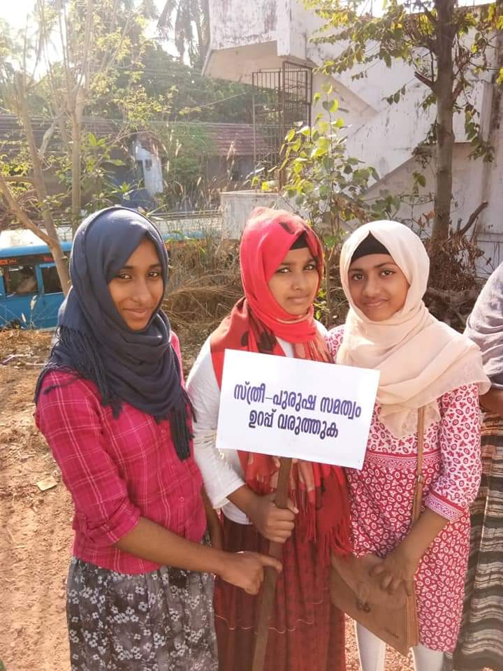 Irfanulhakeem's tweet image. മുസ്ലിം സ്ത്രീകള്‍ക്ക് 
വിലക്ക് പ്രഖ്യാപിച്ച 
ജഫ്രി മുത്തുക്കോഴ തങ്ങള്‍ക്കും 
അബ്ദുസമദ് പൂക്കോട്ടൂരിനും 
#കുറച്ച്_കഞ്ഞി_എടുക്കട്ടെ
#VanithaMathil