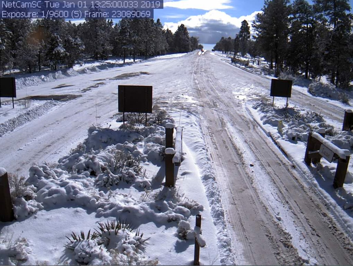 ArizonaDOT's tweet image. A grand view of snowy roads at the entrance of the Grand Canyon today. #phxtraffic #aztraffic