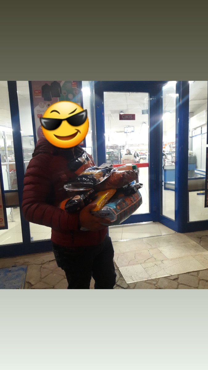 IgdiraH's tweet photo. Iğdır'da bir yurttaşın marketten aldığı ürünleri poşete para vermek yerine kucağına aldığı görüntüler. Sosyal medyadan yılın ilk günü  konuşulan olaylardan biri oldu. https://t.co/voqMGGSjMD