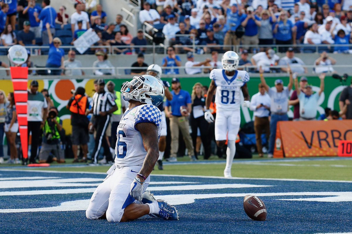 ByJenSmith's tweet photo. Shortly after getting hit on the sideline, @AlexSlitzPhoto still managed to get this picture because he’s amazing. https://t.co/ITfGsGAYsf