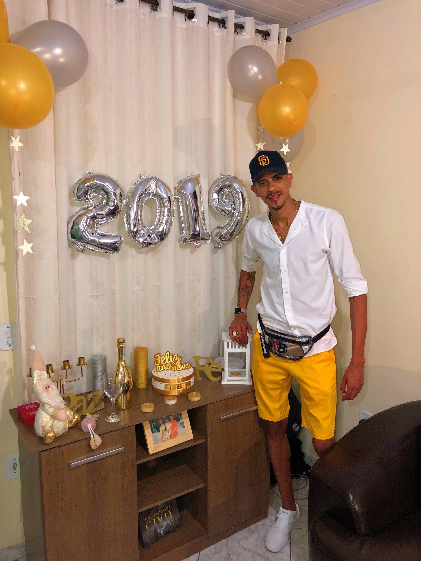 Feliz 2019 MEUS GOSTOSOS 🎊🍀🙏🏽🤪 https://t.co/CV8myPjvZI