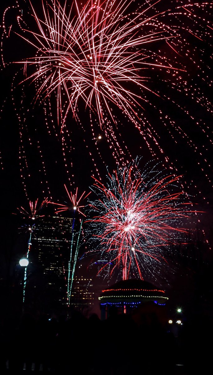 Vi_teezy's tweet photo. Fireworks 🎆🎆🎆at the Common lastnight @bostoncommon ❤️ #2019 #livehappy #bostoncommon #happynewyear #travelblogger  #picoftheday  #photography #instaphoto #lovelife #fireworks #canonphotography #HappNewYear2019 #firewor https://t.co/p2vn7hb1fM