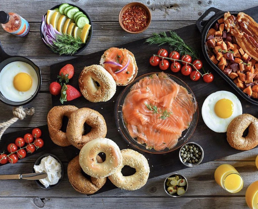 Kicking off 2019 w/ a bagel brunch.
Dill gravlox, double smoked bacon, farmers cream cheese & Montreal style bagels all from the market yesterday. Would it be wrong to stack cream cheese, gravlox, bacon, egg & all the fixings onto a bagel? 😳Wishing y’all an amazing #NewYear2019