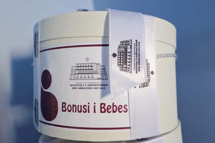 QKPVT1's tweet photo. #BonusiBebes🎁
Me Kryeministrin Edi Rama në ditën e parë të vitit 2019 në Maternitetin “Koço Gliozheni” për #BonusinEBebes për çdo të porsalindur😇
#Gëzuar! https://t.co/jTar7cVsyR