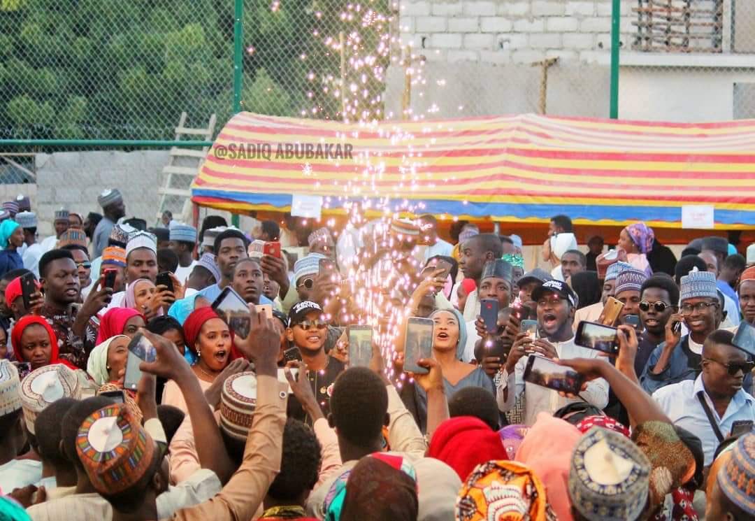 PhotoCommunity_'s tweet image. An excited crowd at New Year celebrations at the Maiduguri Food Expo.

#UntoldstoriesoftheNorthEast #bitsofborno #everydayafrica 

📷 Sadiq Abubakar