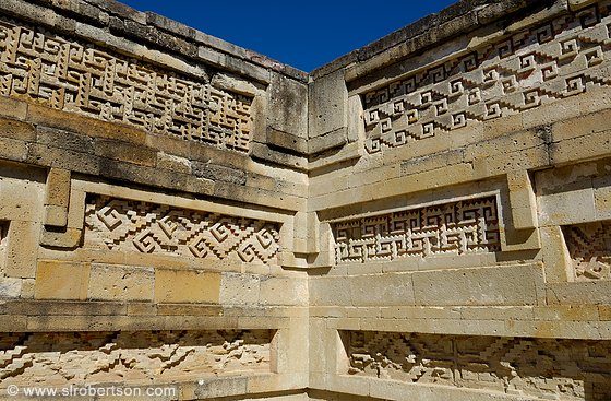 Mitla, el recinto de Mictlantecuhtli y Mictlantecihuatl. Video