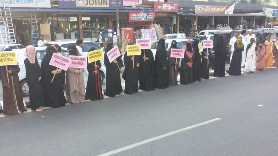 RituRathaur's tweet photo. Ola ho Uber
Ola ho Uber
Ola ho Uber
These women who cannot enter any mosque for praying ,who do not believe in any form of Idol worship have been made to stand in line asking for entry into #Sabrimala Temple..🙈
No words can describe this ugly paradox.. https://t.co/0sa7x41qN8