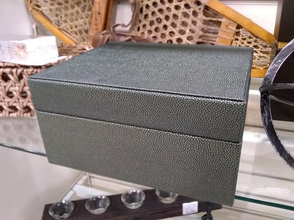 SortaRican216's tweet photo. Picked up a few goodies on a holiday treasure hunt this week. Among my faves we're this industrial mod sculpture, kitchen runner and shagreen (shark skin) box.
#DesignFiend #BachelorPad #WorkInProgress #InteriorDesign #DecorJunkie #BargainHunter #TheLand #SortaRican216 https://t.co/SZhQSvexn5