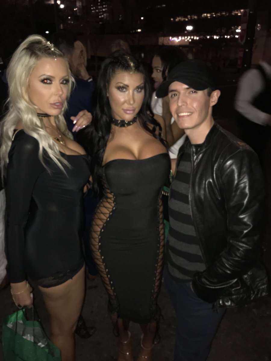 lovflex83's tweet photo. #tbt With these #beauties During The 2018 #avnawards #nomination #party #losangeles #california #edynblair https://t.co/5nKHj3AvhI