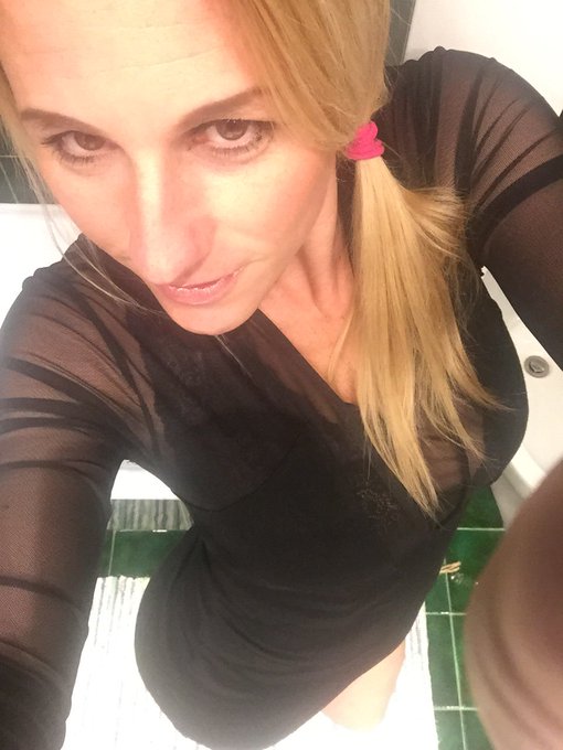 Per quelli che hanno voglia di passare il primo dell&rsquo;anno insieme a me .....Vi aspetto alle 24 in diretta<a href="/tag/friends"class="tags"><span>#friends</span></a><a href="/tag/grottammare"class="tags"><span>#grottammare</span></a><a href="/tag/43parallelo"class="tags"><span>#43parallelo</span></a><a href="/tag/osteriedellarancio"class="tags"><span>#osteriedellarancio</span></a>