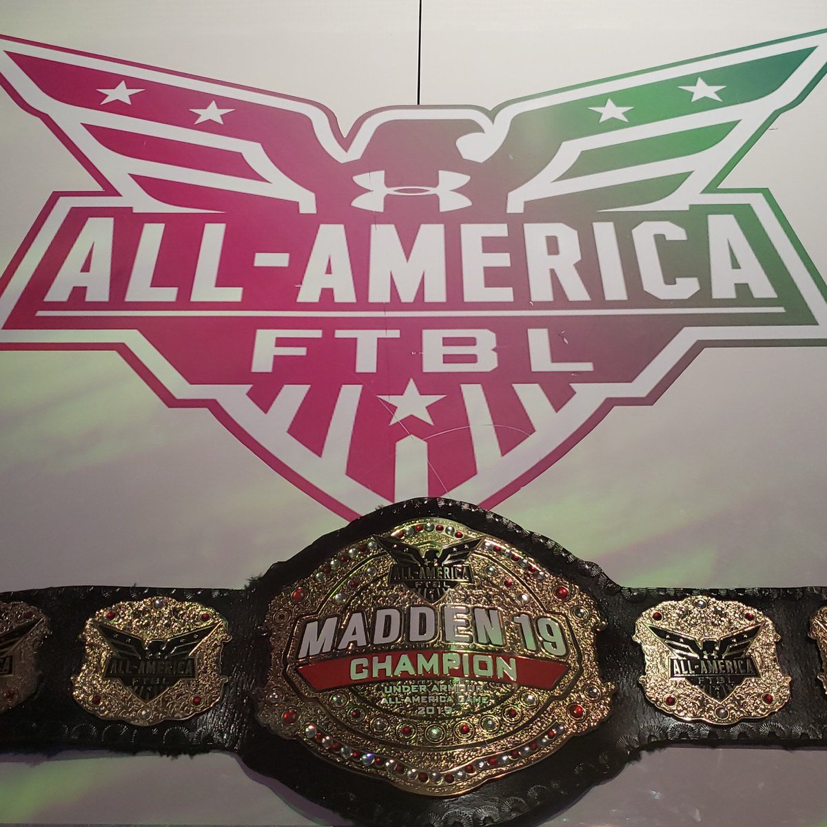 Ricoishilarious's tweet photo. About to Kickoff the Madden Challenge here at the Under Armour All American Game #LivingMyBestLife #LoveMyJob #TelevisionFace #RadioVoice #LookingGoodBillyRay #FeelingGoodLewis #TVReady #Madden19 https://t.co/eJLUGsGIBg